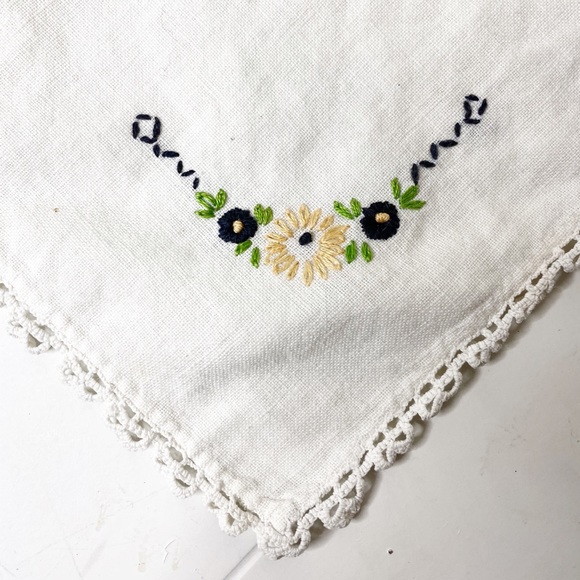 💐 VTG 3 Embroidered Handkerchief Floral Napkins - Picture 2 of 5